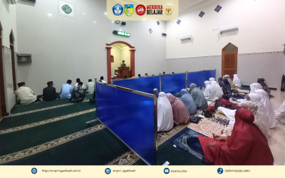 Guru SMPN 1 Ngadiluwih Laksanakan Sholat Tarawih Berjamaah di Masjid Dinas Pendidikan Kabupaten Kediri