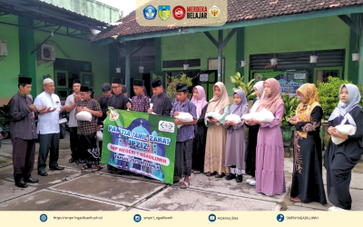SMPN 1 Ngadiluwih Salurkan Zakat untuk Siswa dan Masyarakat Sekitar
